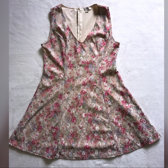 Francesca’s floral lace dress. - Picture 4 of 8